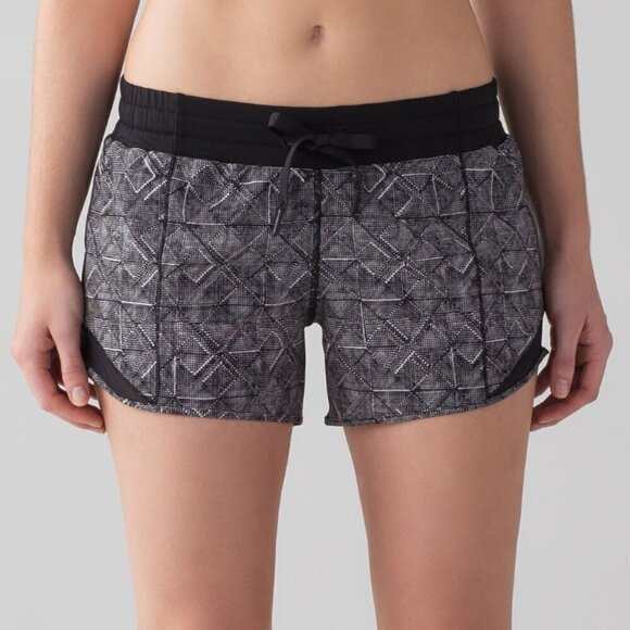 Lululemon Hotty Hot Short (Long 4") Formation Alpine White Black / Black - Picture 7 of 7